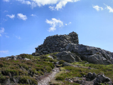 Picture of the cairn at the summit of Carnan Eoin