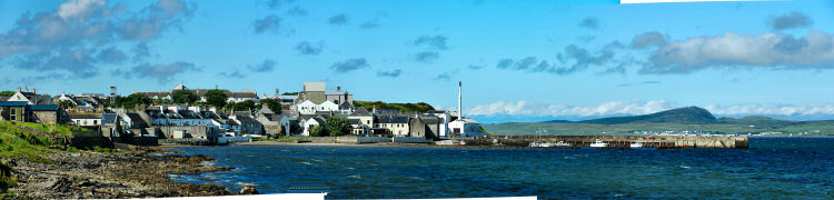 Picture of a panoramic view over a coastal village (Bowmore on the Isle of Islay) with its pier