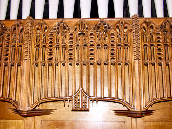 Picture of the carvings on the organ screen