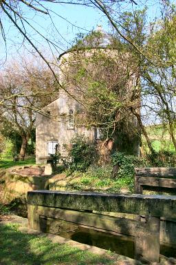 Picture of a round house near Cerney Wick