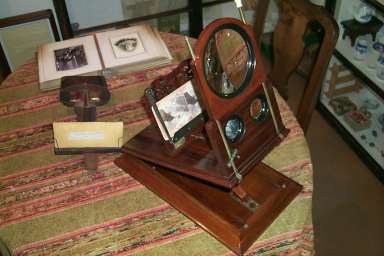 Picture of an old stereoscope