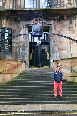 Picture of Armin in front of the Glasgow School of Art