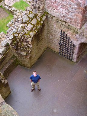 Picture of Armin in the tower of Urquhart Castle seen from above