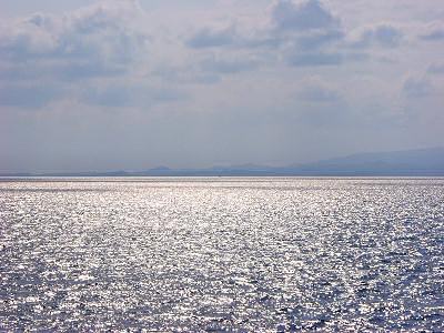 Picture of the sun shining over the sea