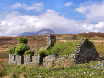 Picture of the ruin of a cottage with the Paps of Jura in the background