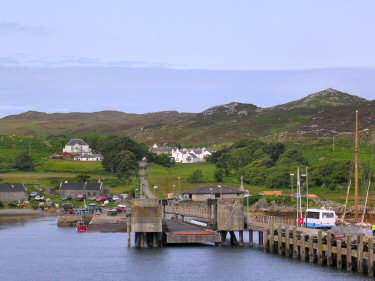 Picture of the pier and houses at Scalasaig