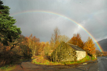 Picture of a rainbow above a barn