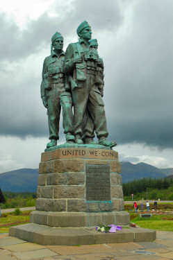 Picture of a memorial with three soldiers