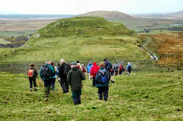 Picture of walkers approaching Dun Nosebridge