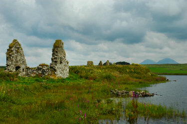 Picture of the ruins of an old settlement, mountains in the background
