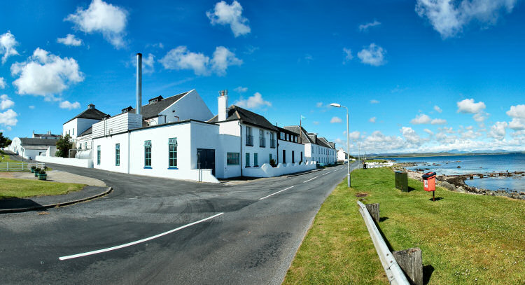 Picture of the whitewashed buildings of Bruichladdich Distillery, Islay