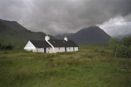 Picture of a whitewashed cottage in Glencoe
