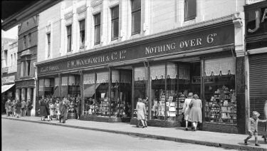 Picture of the F.W.Woolworth store in the 1940s
