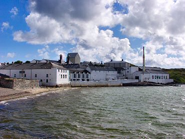 Picture of Bowmore Distillery seen from the pier
