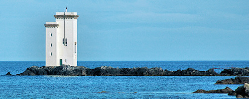 Picture of a white square lighthouse
